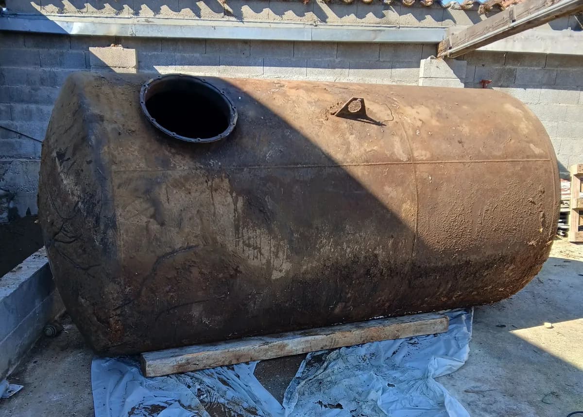 Cuve à fioul extraite et prête pour évacuation - Chantier Chefneux à Saint-Laurent-d'Agny