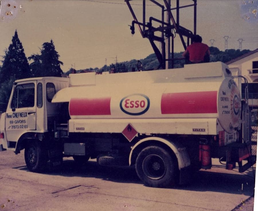 Camion fuel de l'entreprise Chefneux en 1961 - René développe l'activité