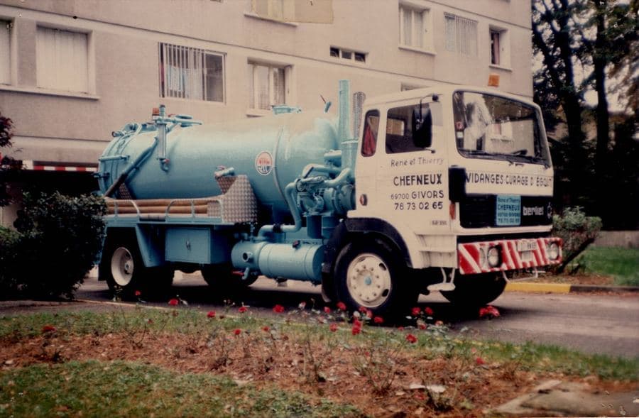 Le Renifleur 1, premier hydrocureur moderne de l'entreprise Chefneux en 1980