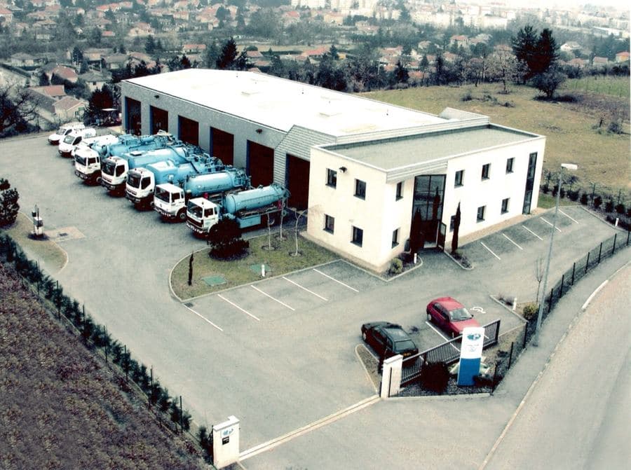 Siège de l'entreprise Chefneux à Montagny avec sa flotte de camions hydrocureurs en 2001